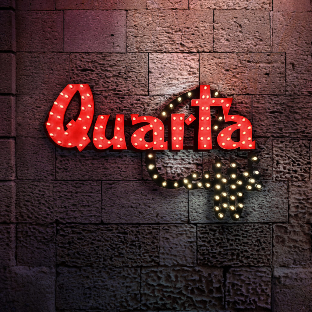 Quarta Caff&egrave;, insegna luminosa Quarta su muro in pietra
