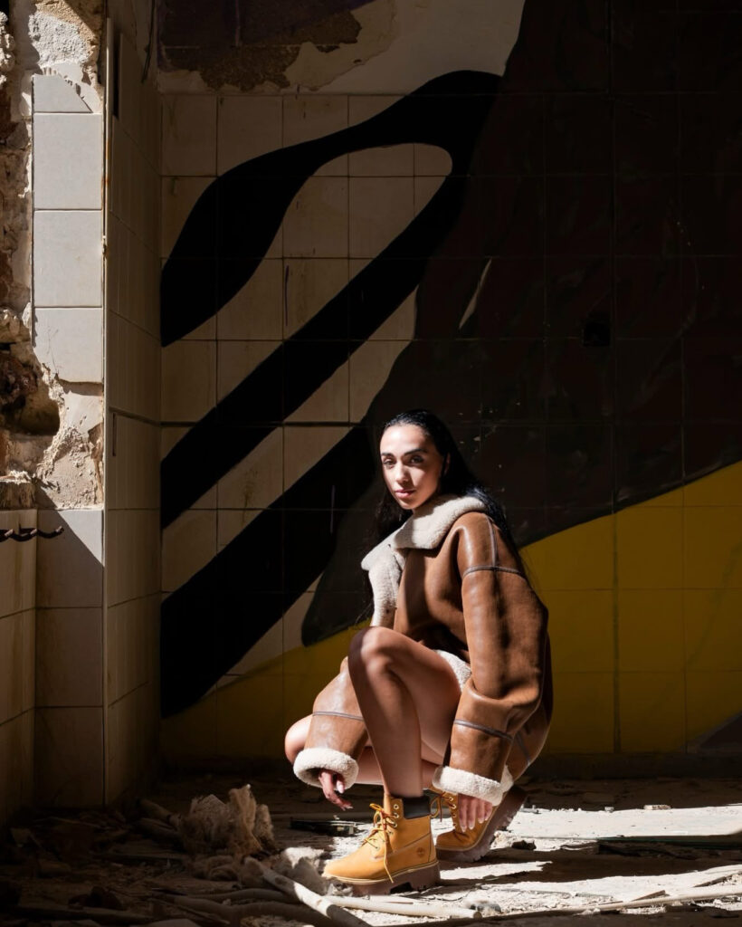 Anmapet Store, look in giallo e marrone tra luci e ombre