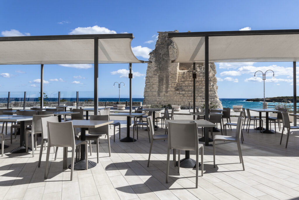 Terrazza di Oriente Ristorante al Belvedere Hotel, affacciata sul mare e sulla torre di Torre dell'Orso