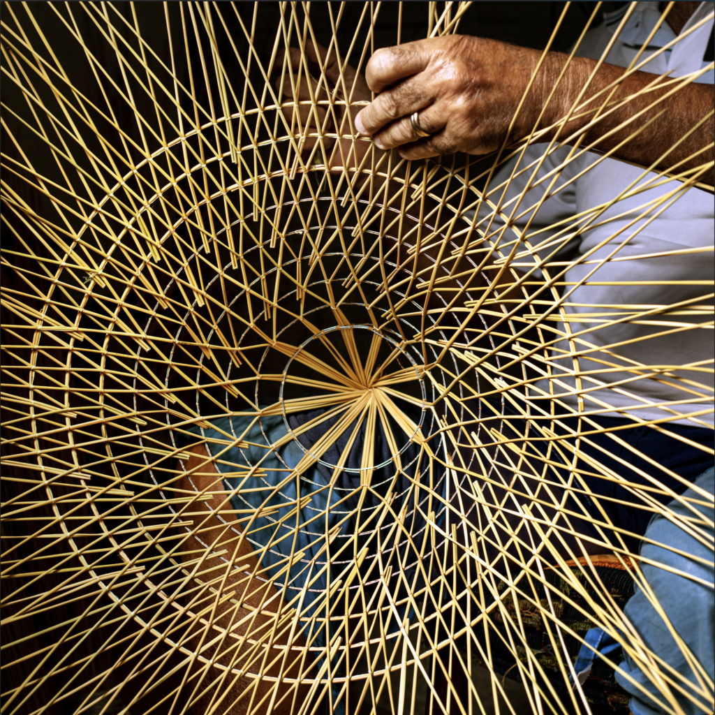 Fotografia di design: mani che intrecciano un cesto