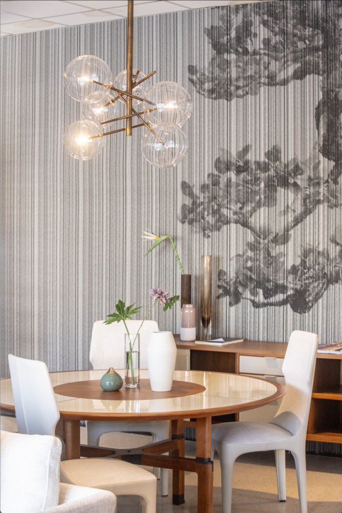 Foto di interni: sala da pranzo con lampadario