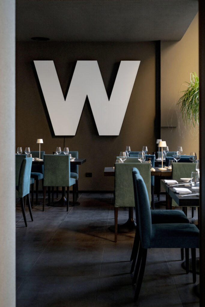 Foto per ristorante: sala con insegna luminosa