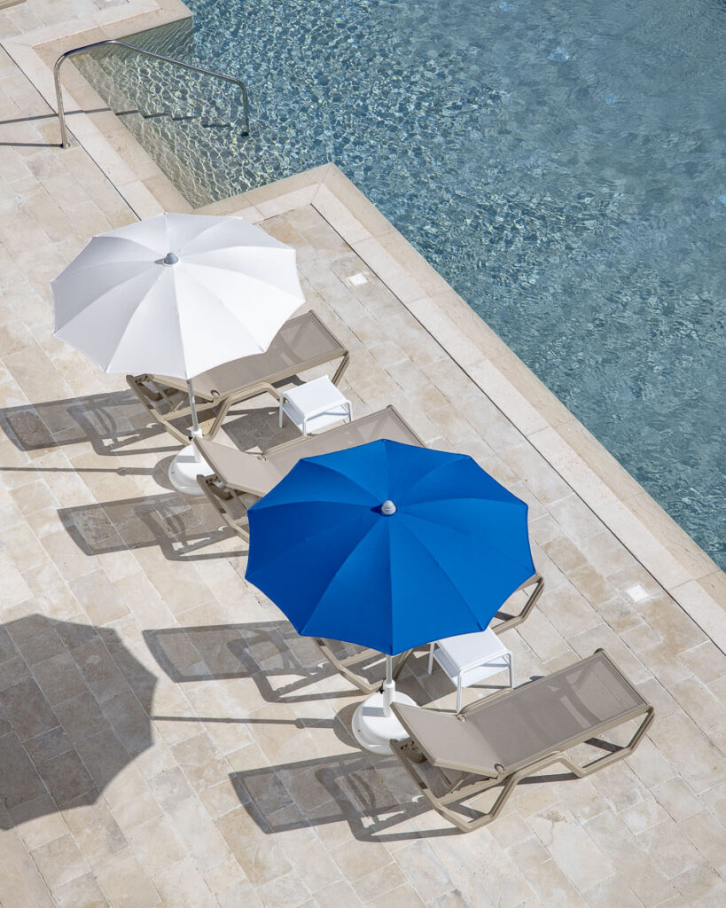 Foto per hotel: ombrelloni a bordo piscina dall'alto