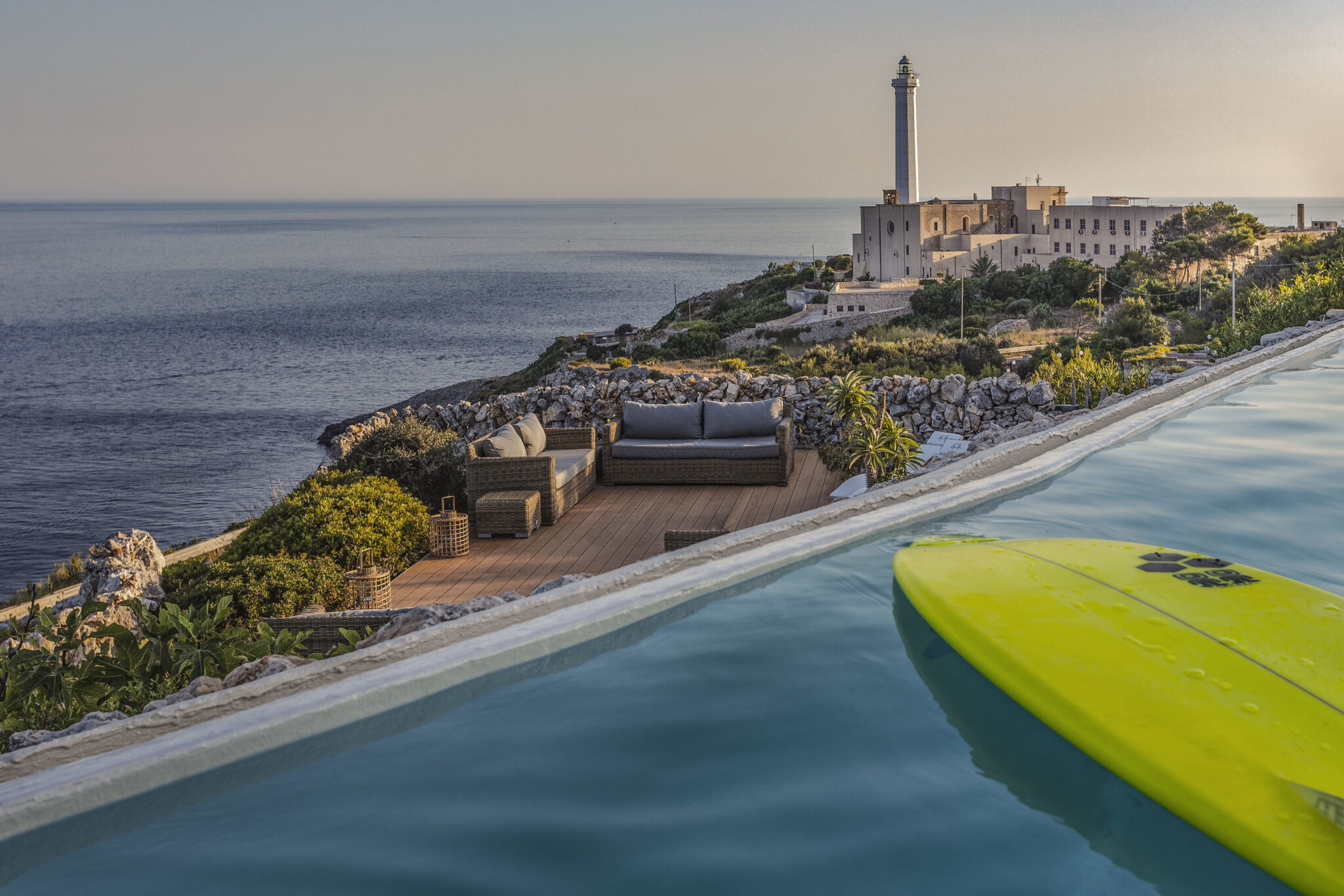 Foto per hotel: piscina a sfioro sul mare con il faro sullo sfondo