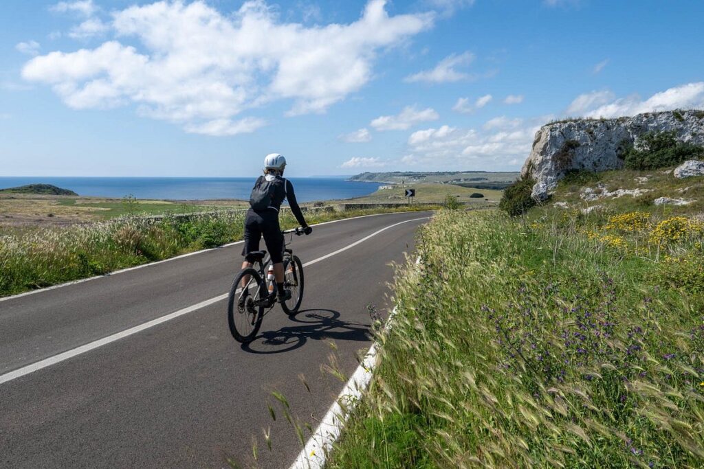 Apulia Outdoor, ciclista sulla strada costiera del Salento