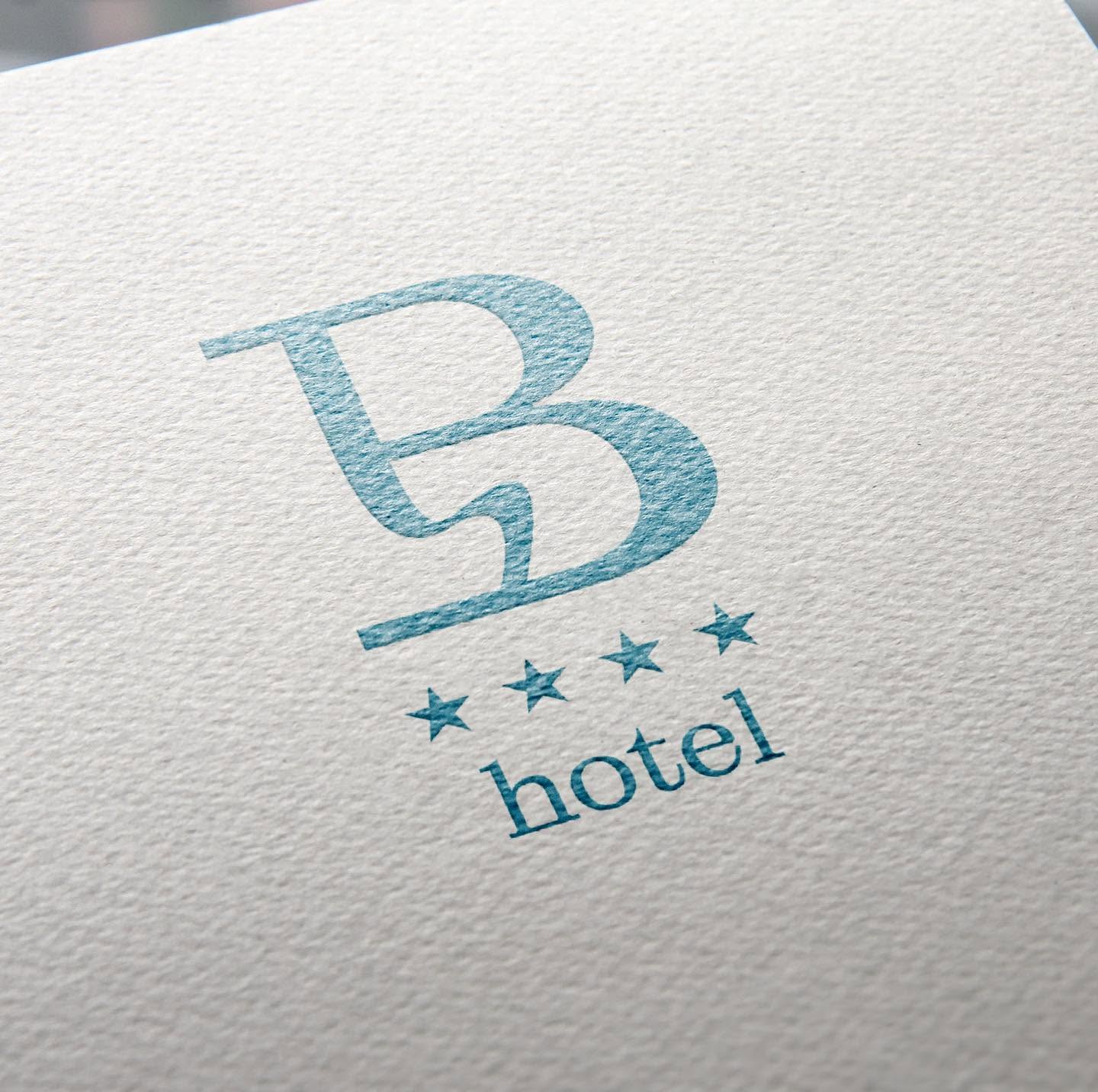 Logo B del Belvedere Hotel in rilievo su carta