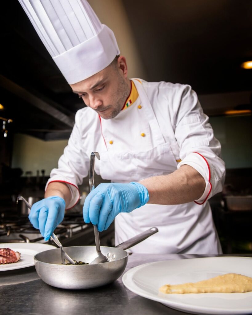 Chef di Oriente Ristorante al lavoro in cucina, foto social per il Belvedere Hotel