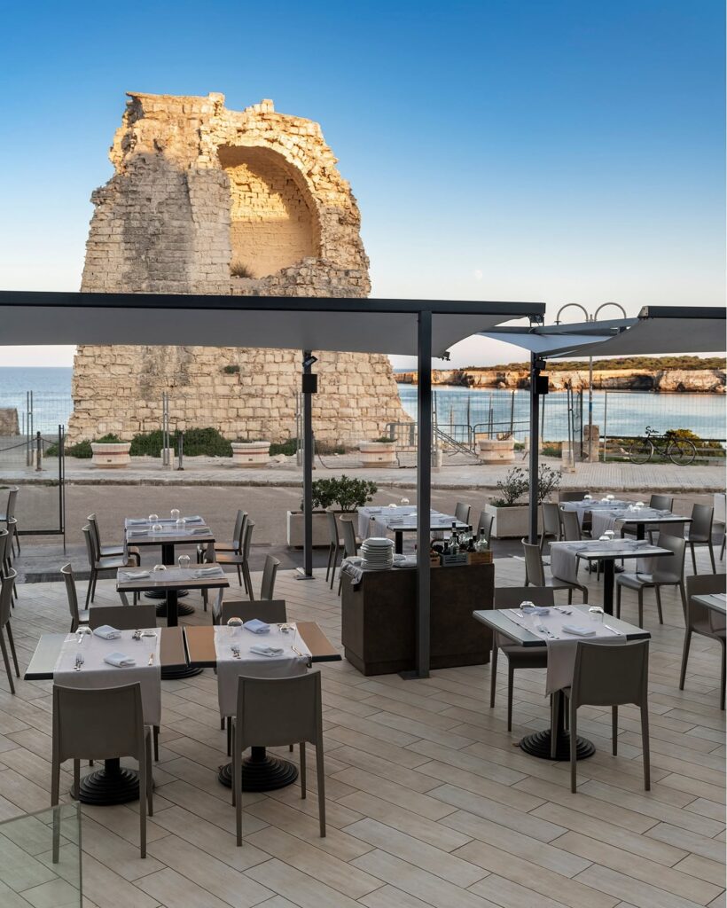 Tavoli di Oriente Ristorante sulla terrazza davanti alla torre di Torre dell'Orso