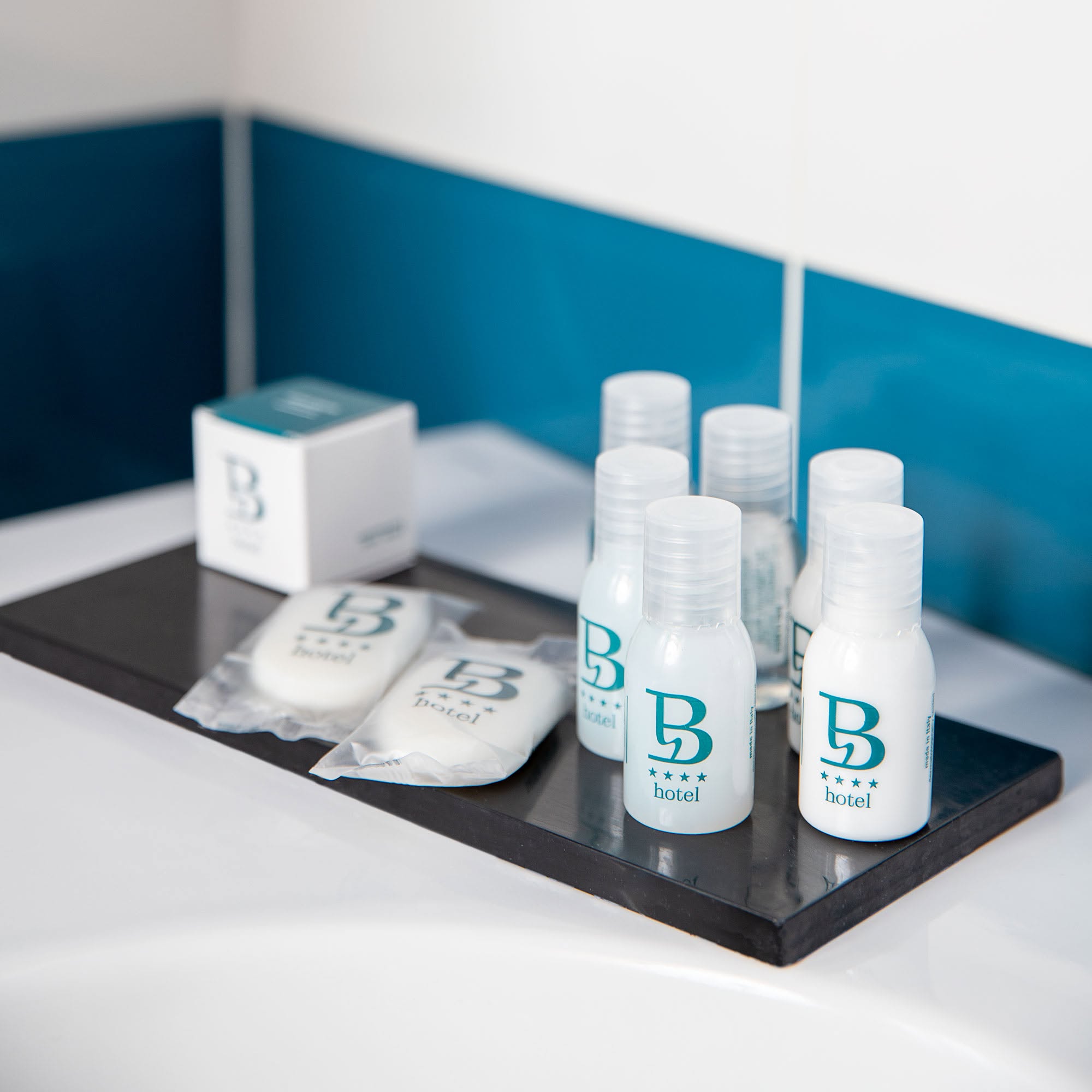 Kit cortesia con il logo del Belvedere Hotel sul piano del bagno