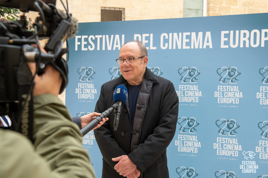 Festival del Cinema Europeo di Lecce, intervista a un ospite davanti al photowall