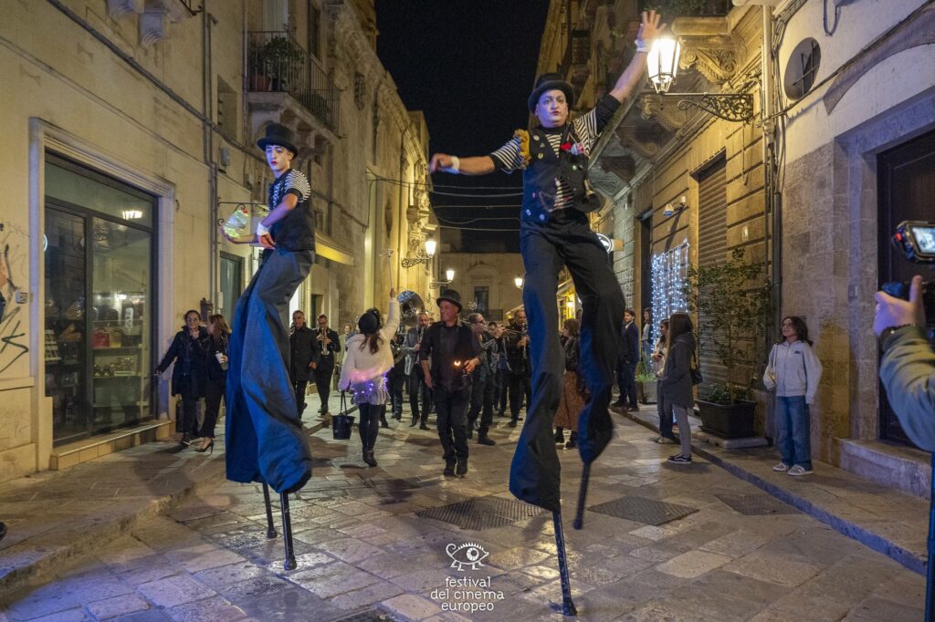 Festival del Cinema Europeo di Lecce, artisti sui trampoli per le vie del centro di Lecce