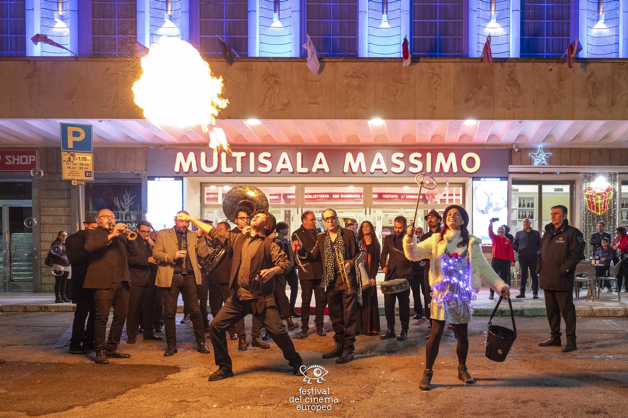 Festival del Cinema Europeo di Lecce, pubblico davanti al Multisala Massimo di sera
