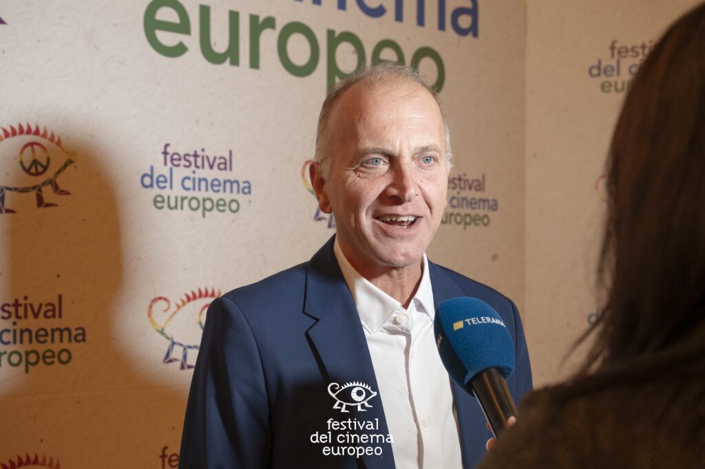 Festival del Cinema Europeo di Lecce, ospite intervistato davanti al logo del festival