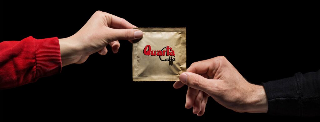 Quarta Caff&egrave;, bustina di zucchero passata di mano