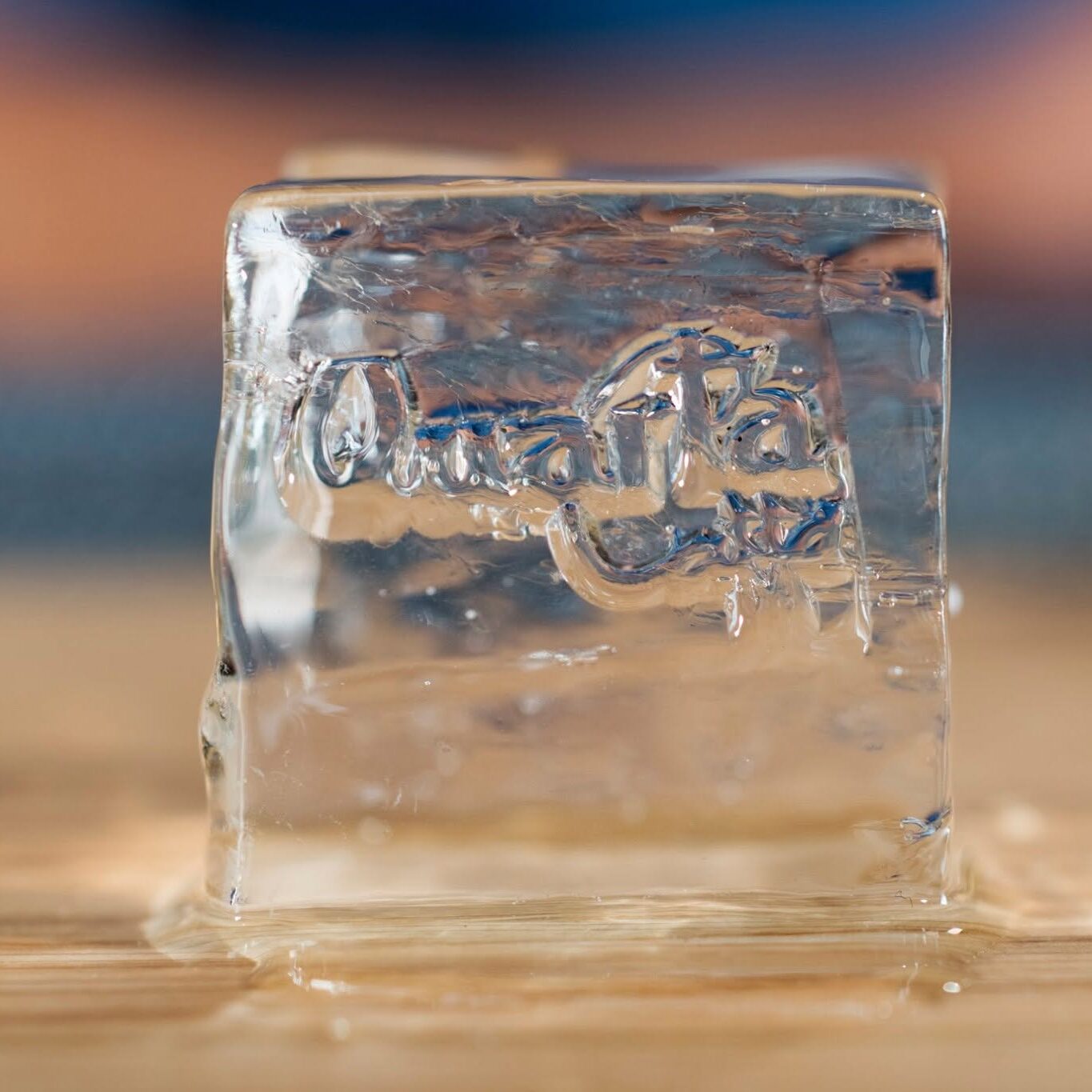 Quarta Caff&egrave;, logo inciso in un blocco di ghiaccio