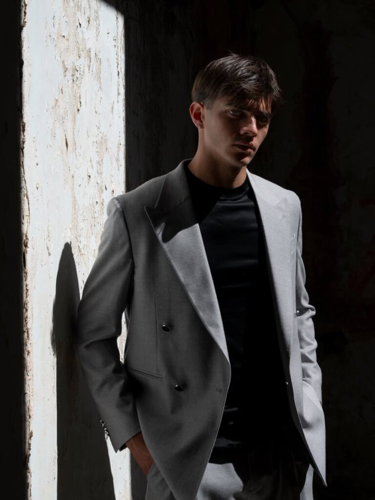 Anmapet Store, cappotto grigio su sfondo scuro