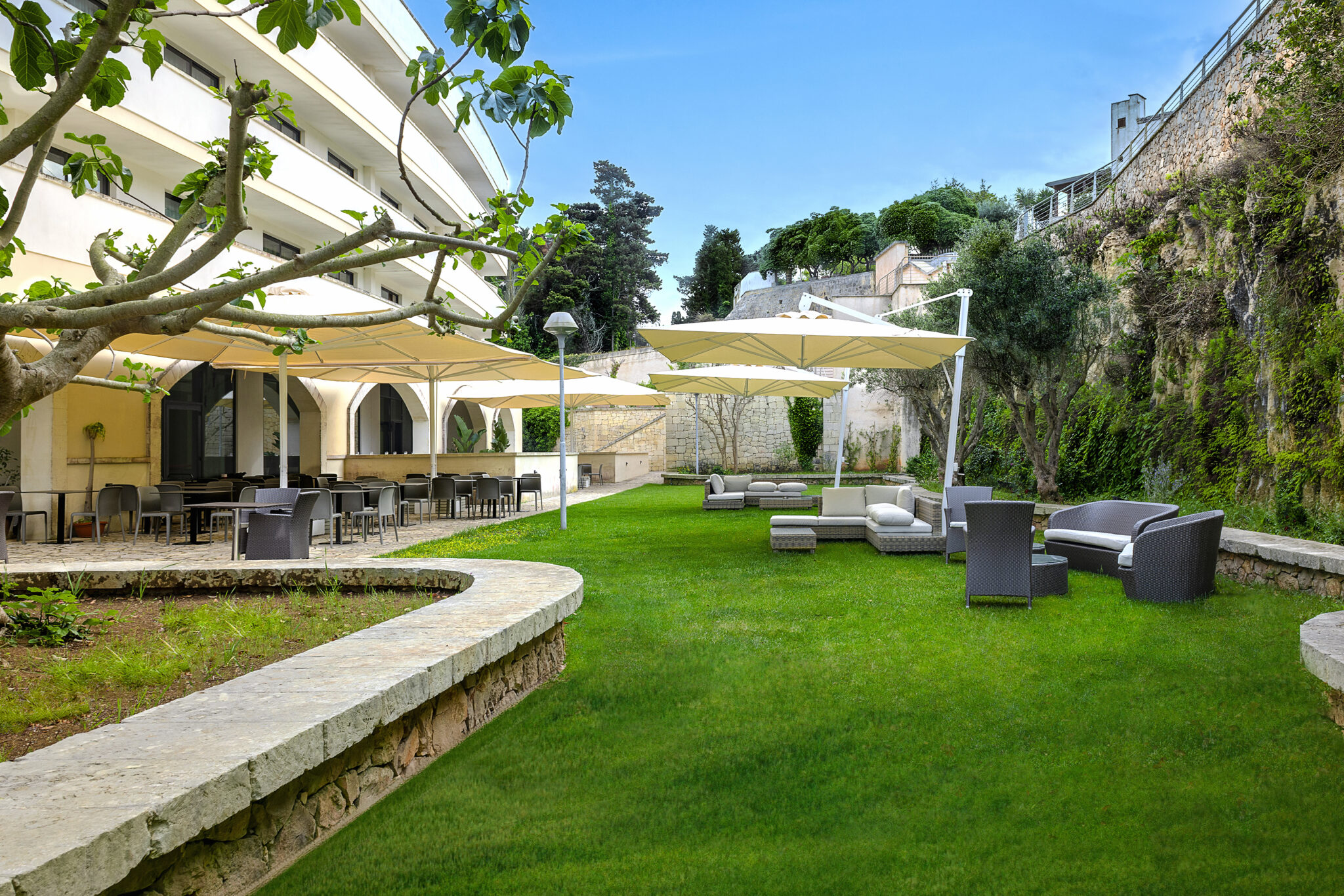 Vittoria Resort Otranto, giardino con ombrelloni e salotti esterni