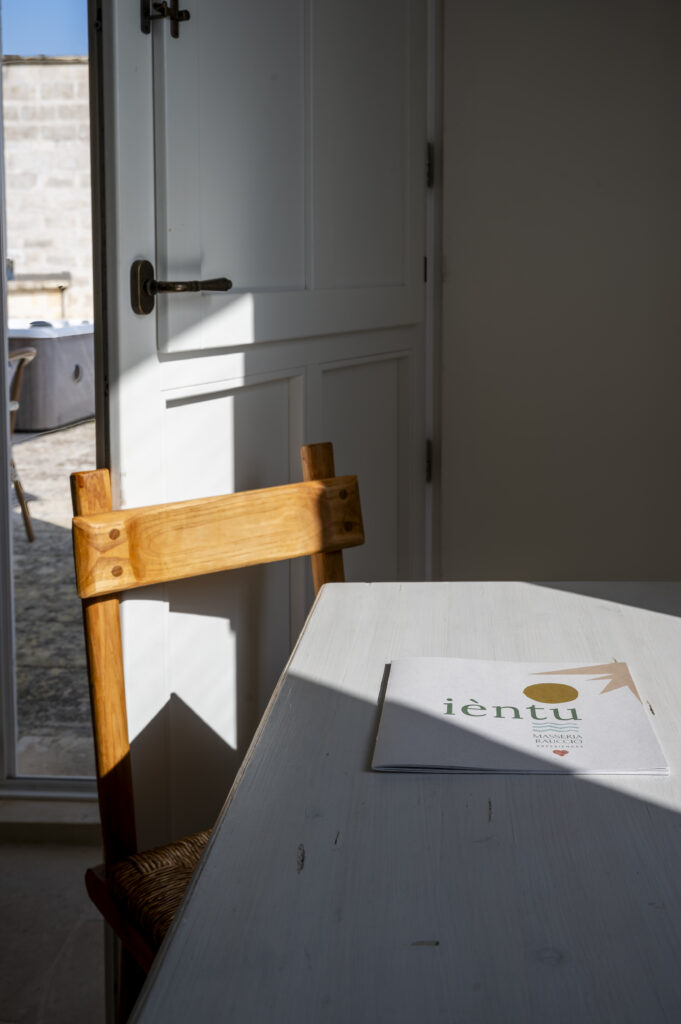 Masseria Rauccio, sedia in legno e luce in camera