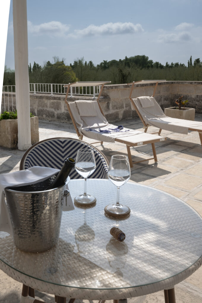 Masseria Rauccio, terrazza con secchiello e calici al sole