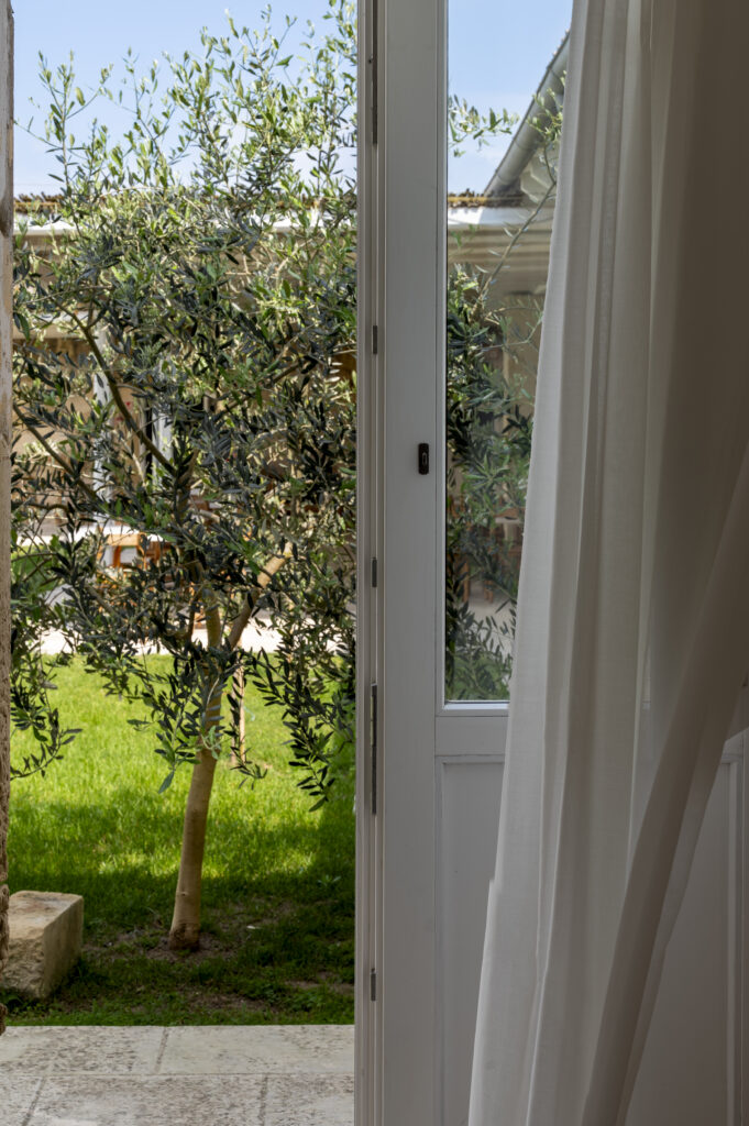 Masseria Rauccio, finestra sul giardino tra gli ulivi