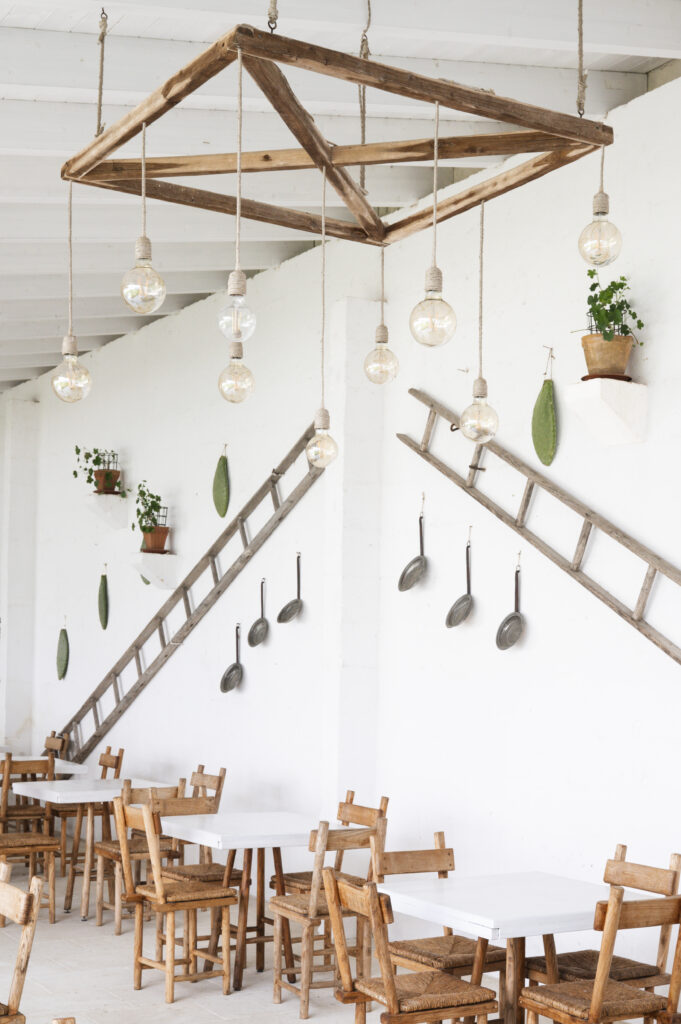 Masseria Rauccio, sala del ristorante nella vecchia stalla