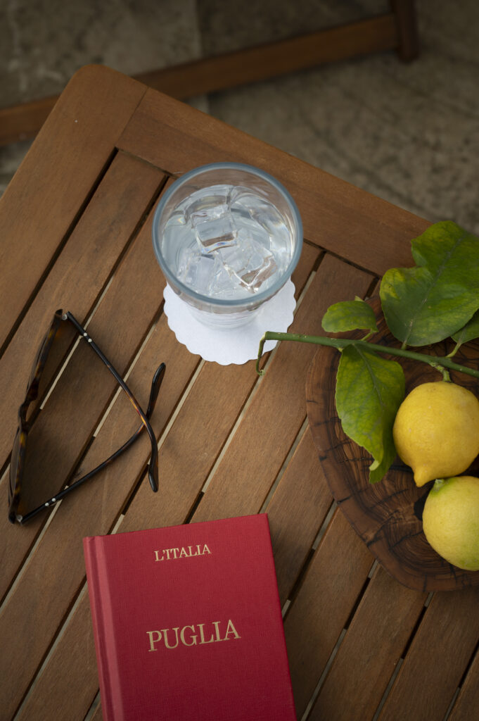 Masseria Rauccio, tavolino con limoni e libro sulla Puglia