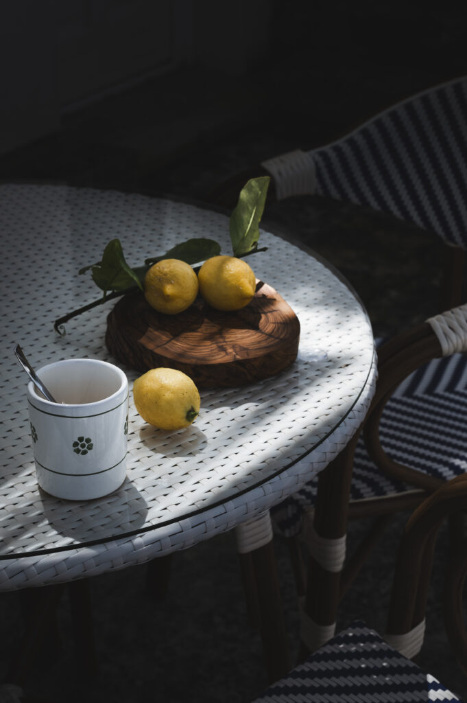 Masseria Rauccio, dettaglio di tavolino con limoni e tazza