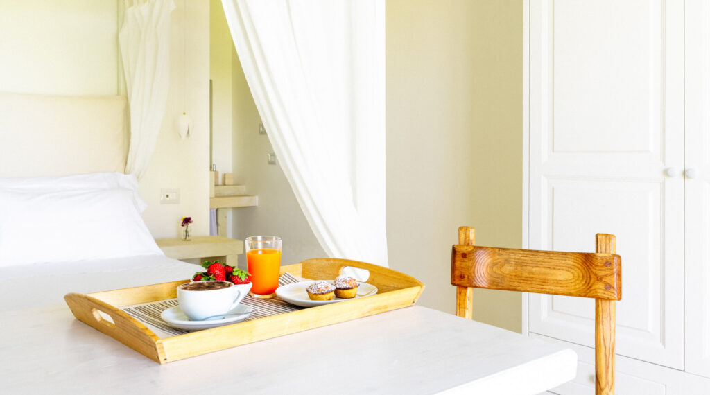 Masseria Rauccio, colazione servita su vassoio in camera