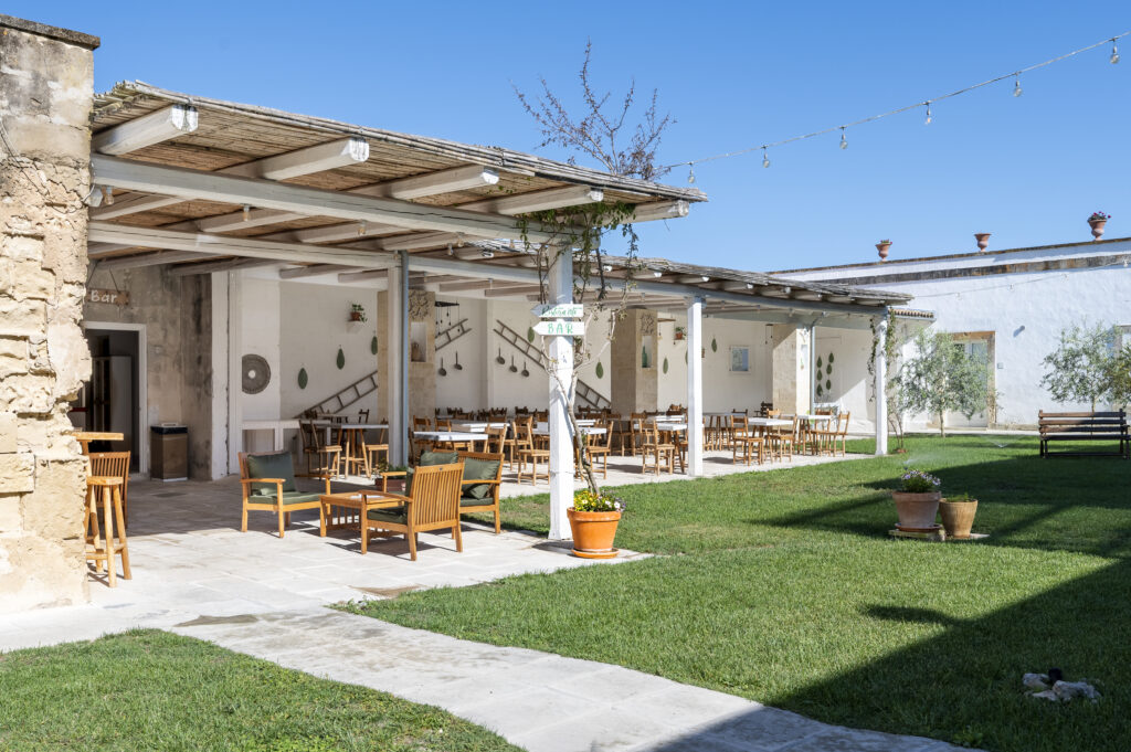 Masseria Rauccio, facciata della masseria con pergolato e prato