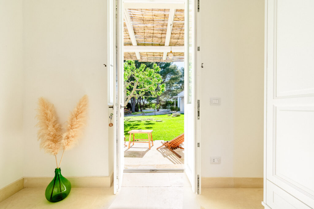 Masseria Rauccio, porta della camera aperta sul giardino