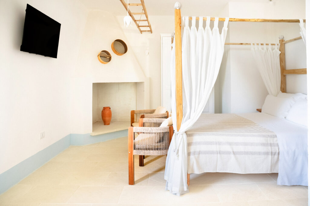 Masseria Rauccio, camera con letto a baldacchino e nicchie in pietra