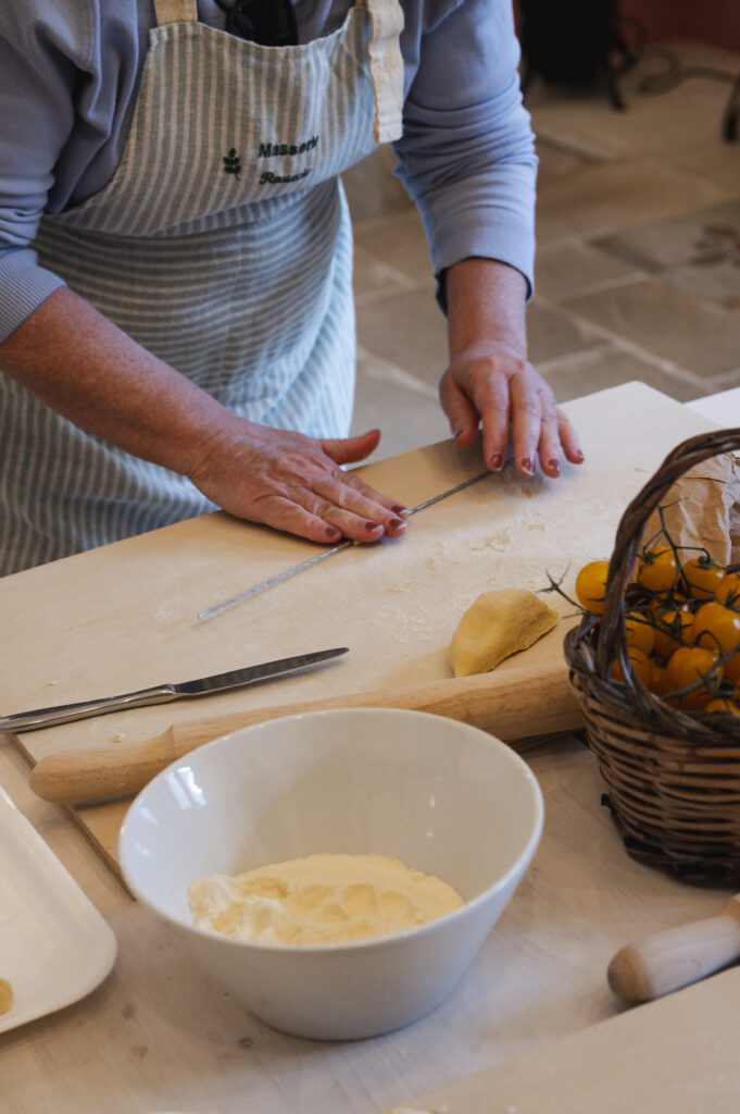 Masseria Rauccio, mani che impastano la pasta fatta in casa