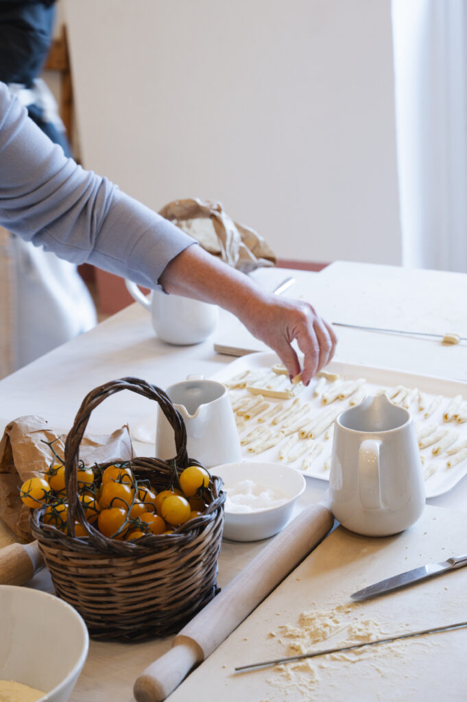 Masseria Rauccio, preparazione di pasta fresca in cucina