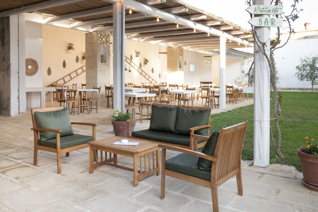 Masseria Rauccio, veranda con salotto esterno e ristorante
