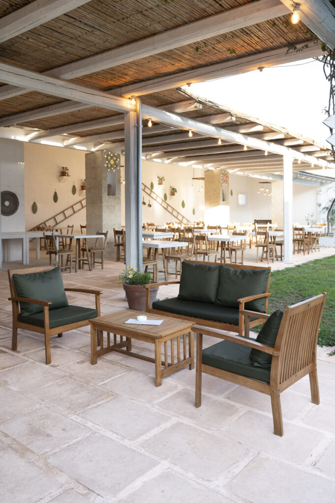 Masseria Rauccio, salotto esterno sotto il pergolato