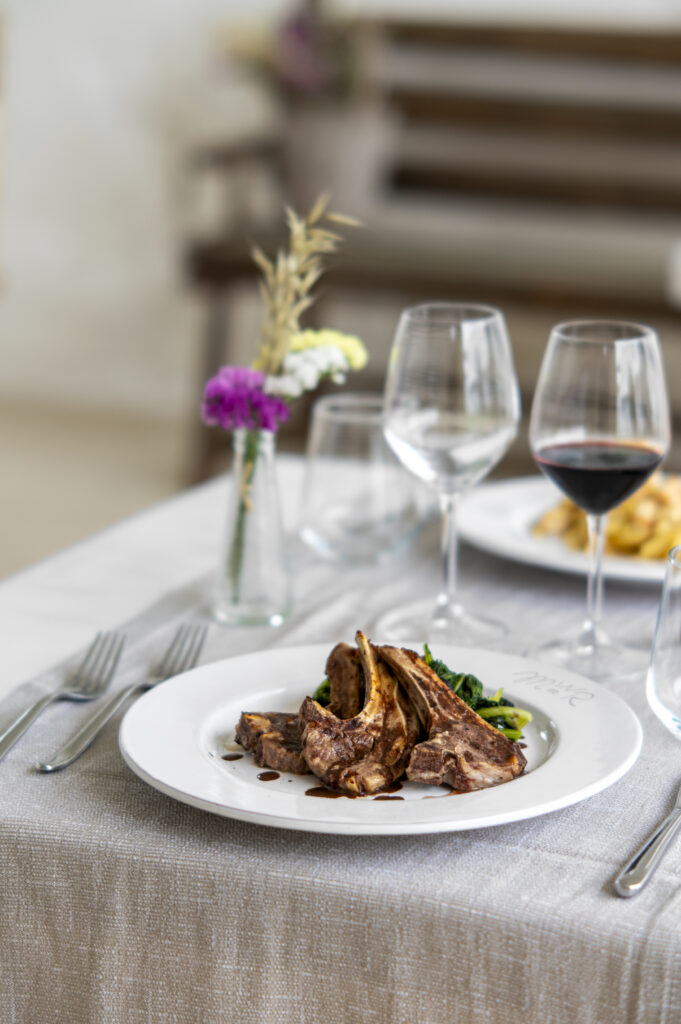Masseria Rauccio, tavola apparecchiata con calici di vino rosso