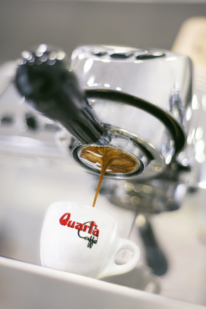 Quarta Caff&egrave;, espresso che scende in tazzina