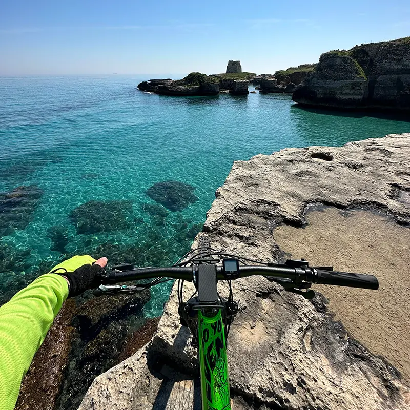 Apulia Outdoor, in mountain bike sulla scogliera del Salento