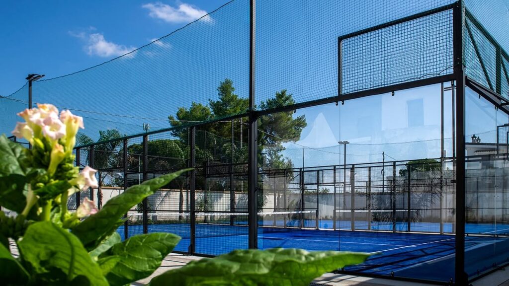 Azzurra Apart Hotel, campo da padel tra i fiori