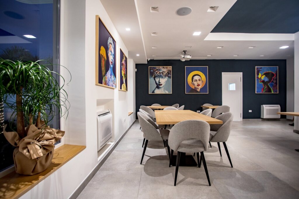 Azzurra Apart Hotel, sala del bistrot con quadri