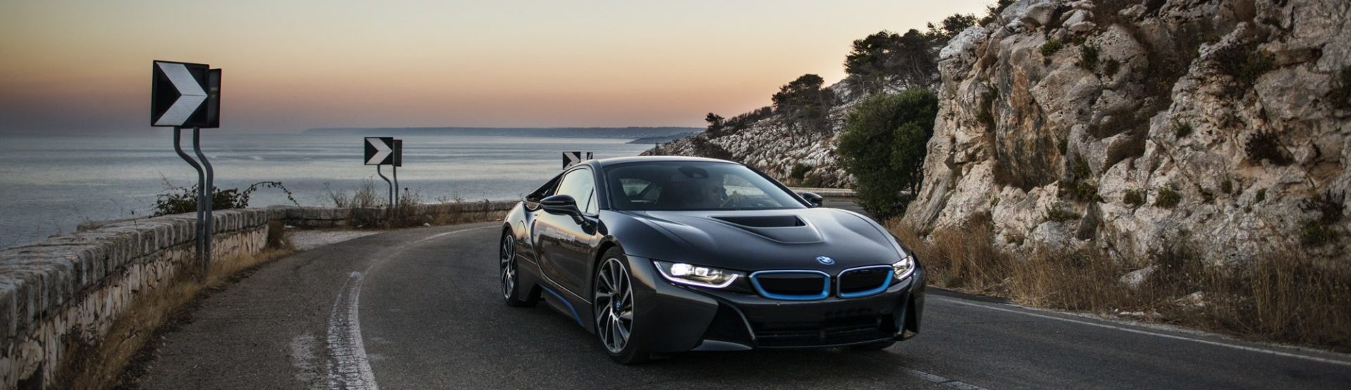 BMW i8 su una strada costiera del Salento al tramonto, foto Whiroo