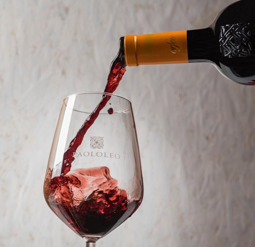 Cantine Paololeo, vino rosso Orfeo versato nel calice