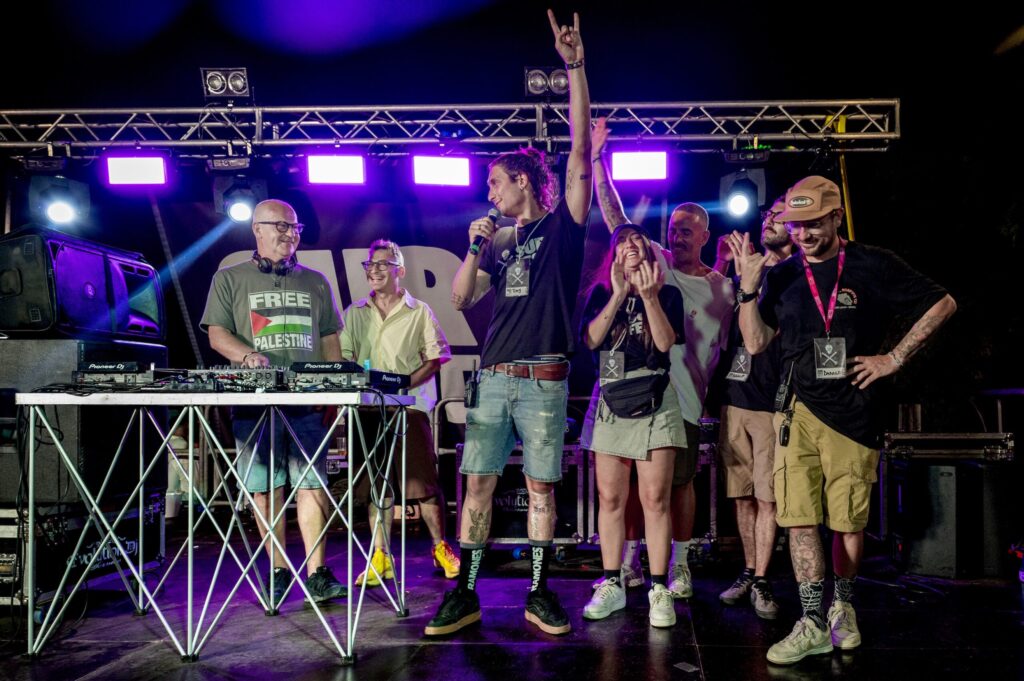 Artisti sul palco di Surfest a San Foca