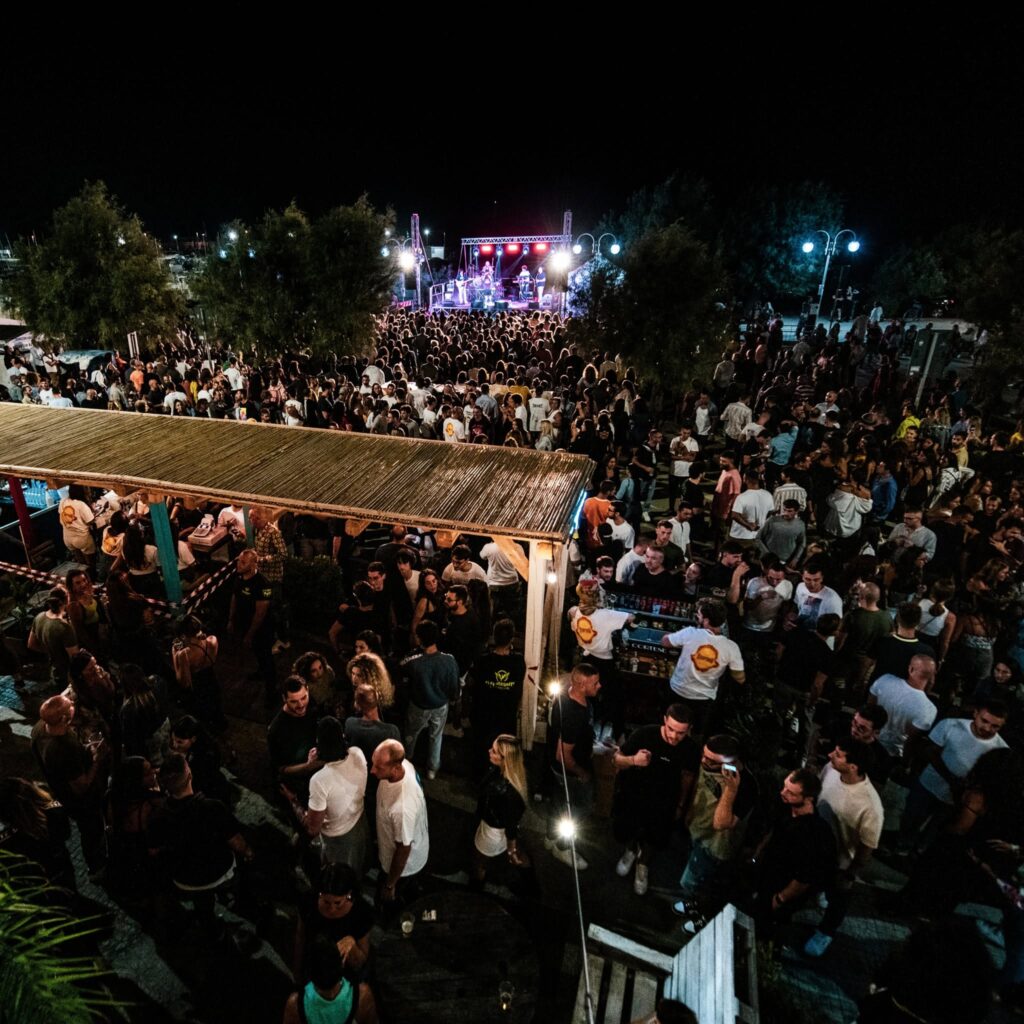 Folla al concerto di Surfest sul lungomare di San Foca