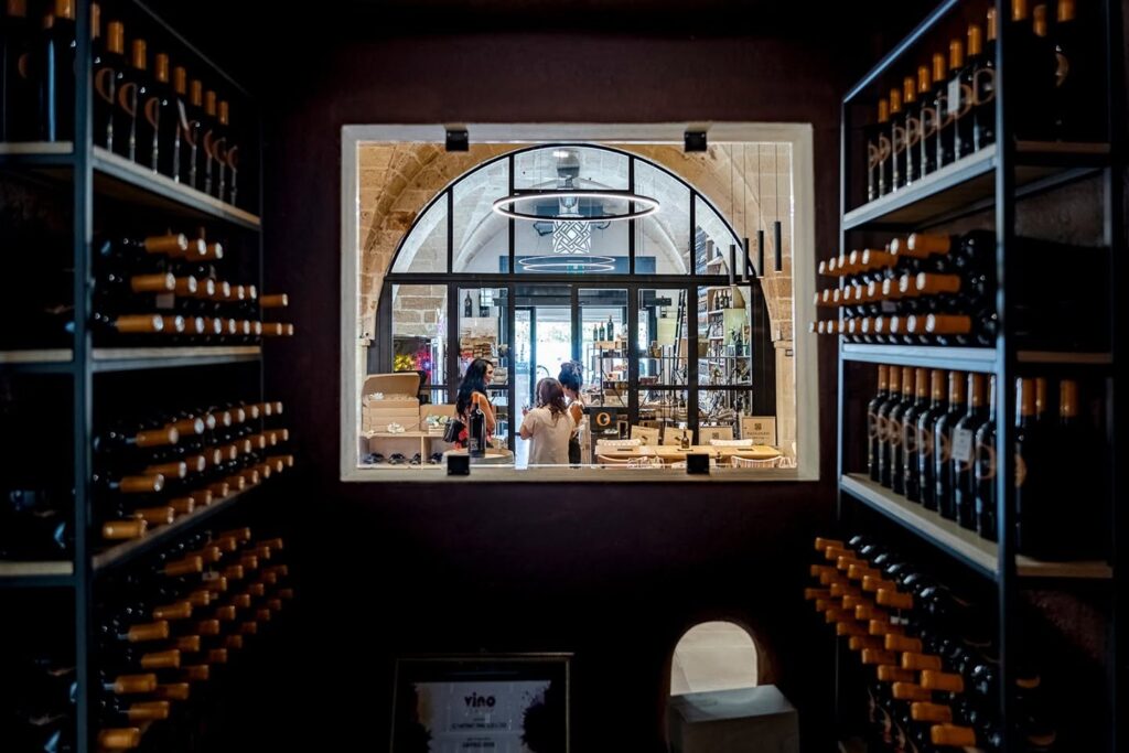 Cantine Paololeo, sala degustazione vista dalla bottaia