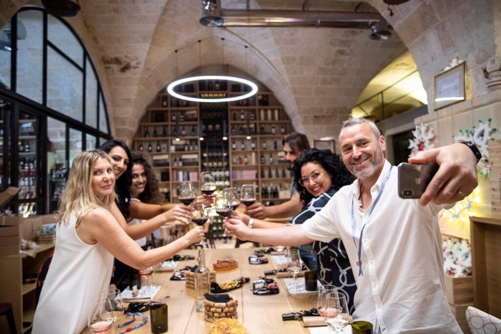 Cantine Paololeo, brindisi durante una degustazione in cantina